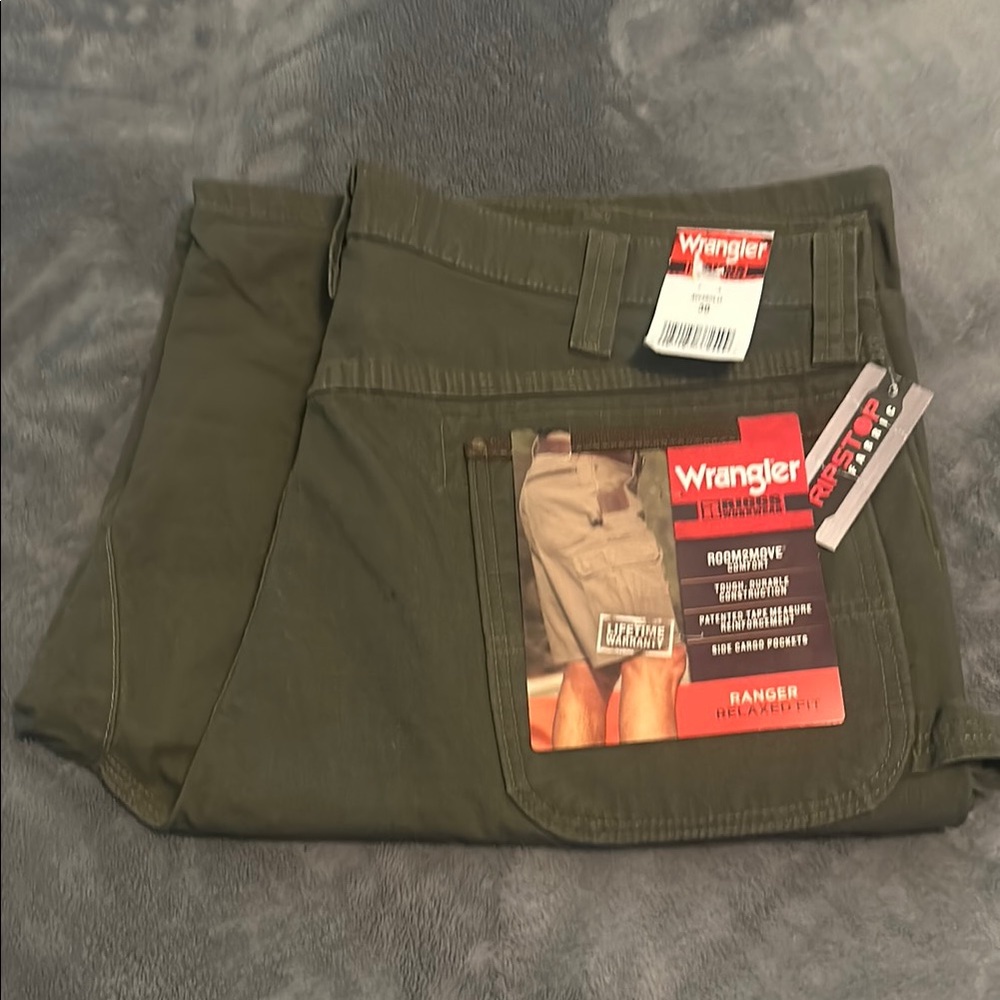 Wrangler Green Cargo Shorts with Sturdy Material and New Tags